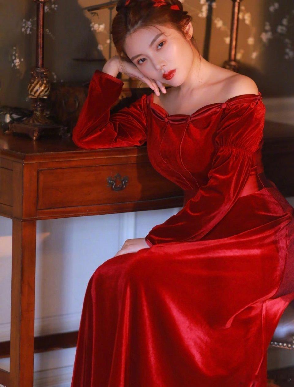 徐冬冬请把红裙焊身上红裙冬冬港风氛围感拉满是复古与时尚的完美结合，美呆了！妩媚动