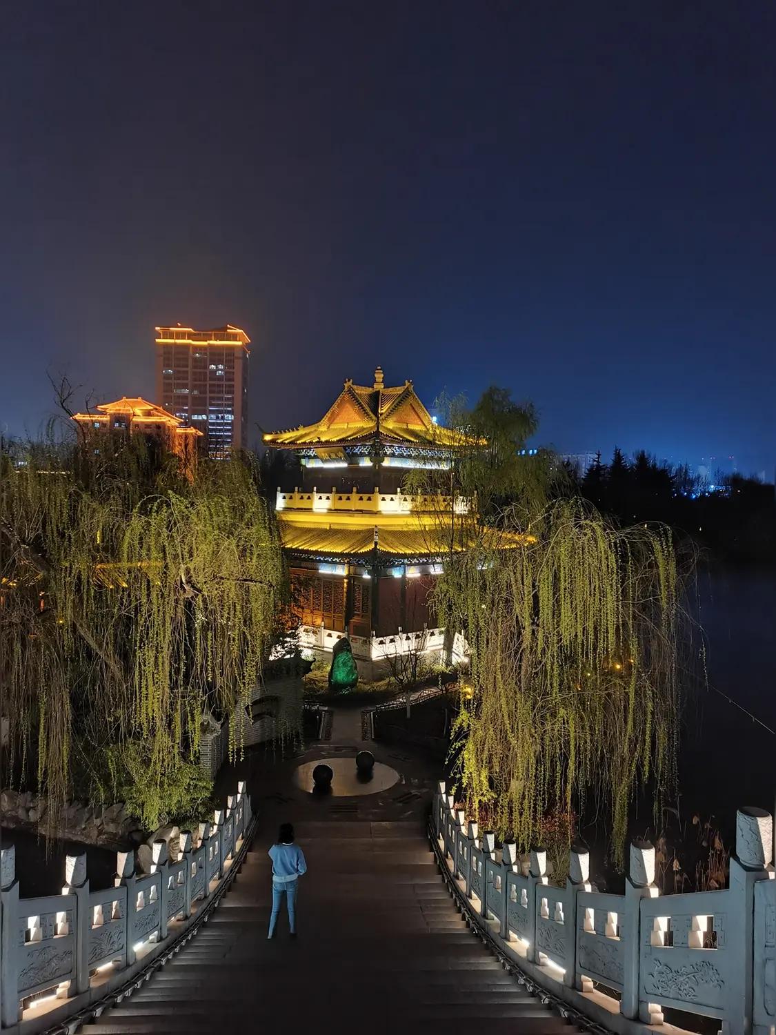 [中吕·满庭芳]夏晚游园
王天云（宝鸡）
夕阳影长。柳堤舒翠，溽暑撩香。粉荷淡荡