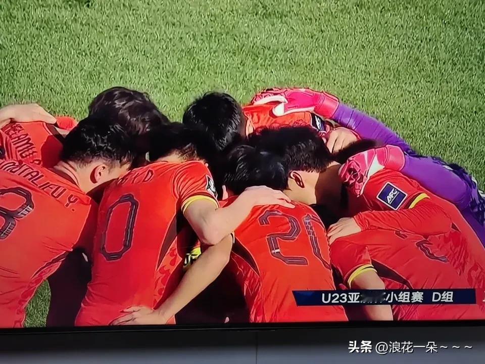 先赞一个吧，
踢的还可以，上半场虽然说澳大利亚球权上控制稍微占优一点，但是，他们