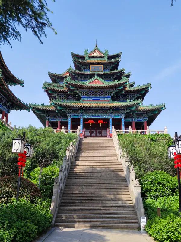 南京阅江楼边绣球花肆意盛放 南京的绣球花季太绝啦！阅江楼前，浓粉淡紫的绣球花球与