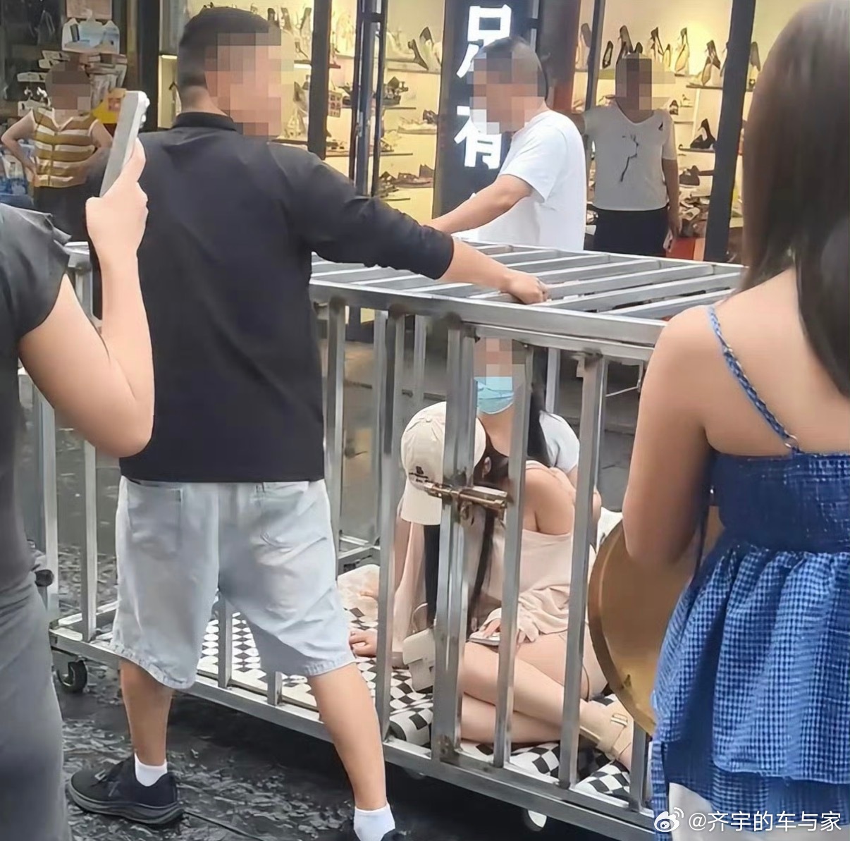 拘得好，伤风败俗，为了流量连脸都不要了啊何某低俗摆拍女子被关铁笼游街被刑拘