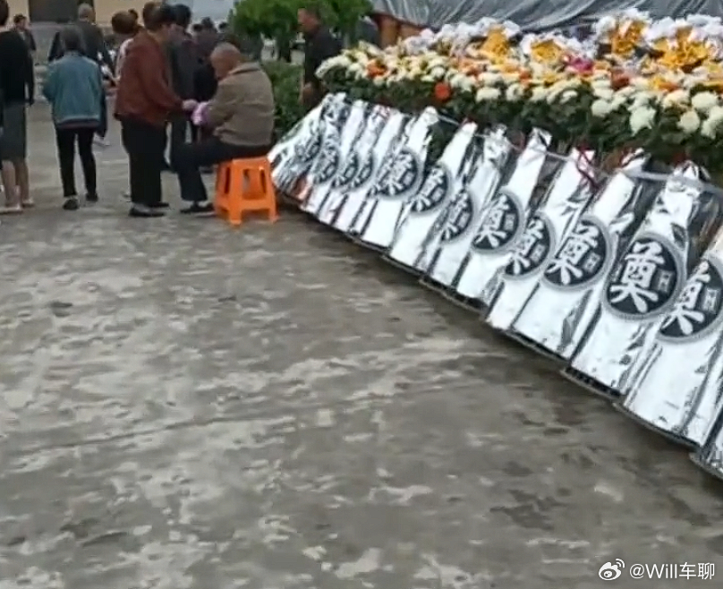 女子开车操作不当致丧事现场1死7伤  现场的视频真的很惨烈，建议不要看。车底下压
