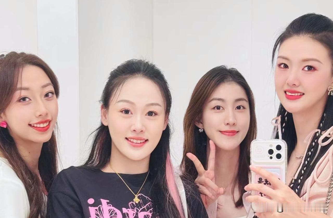 美到惊艳！江苏女排四大美女闪现东北，看汪苏泷的演唱会！看到了我们的心心念念二传手