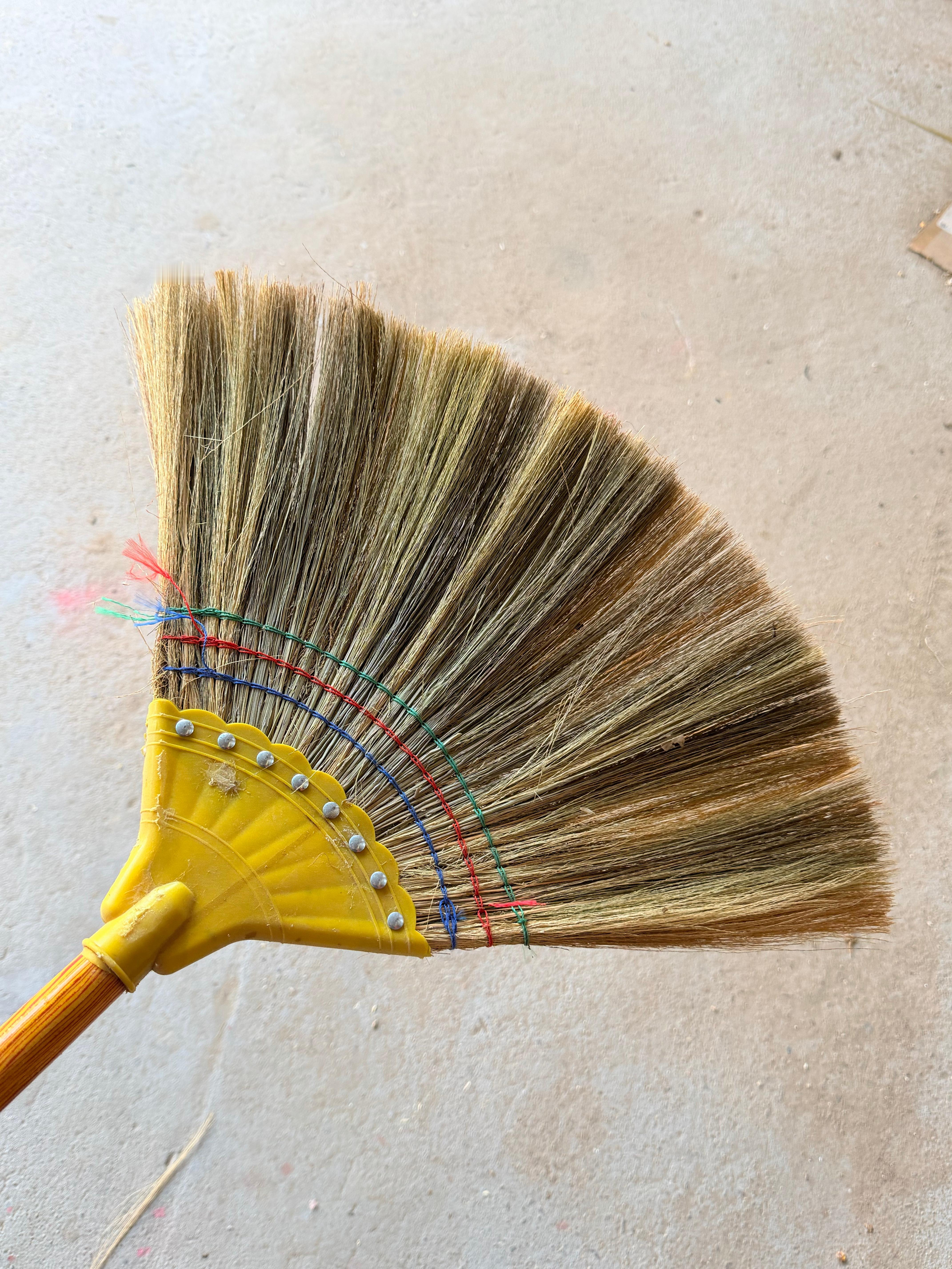 嘿，，现在这扫把真好啊，既轻巧又板板正正😄 