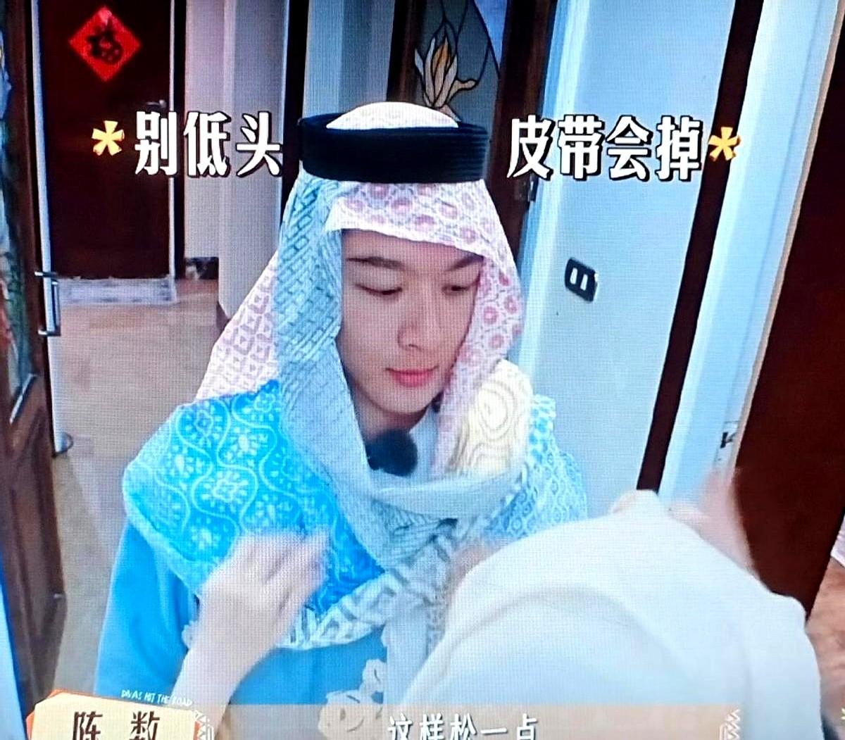 张晚意戴条围巾，没想到火了。

不是靠炒作，是真把戏演到老百姓心里去了。

《奔