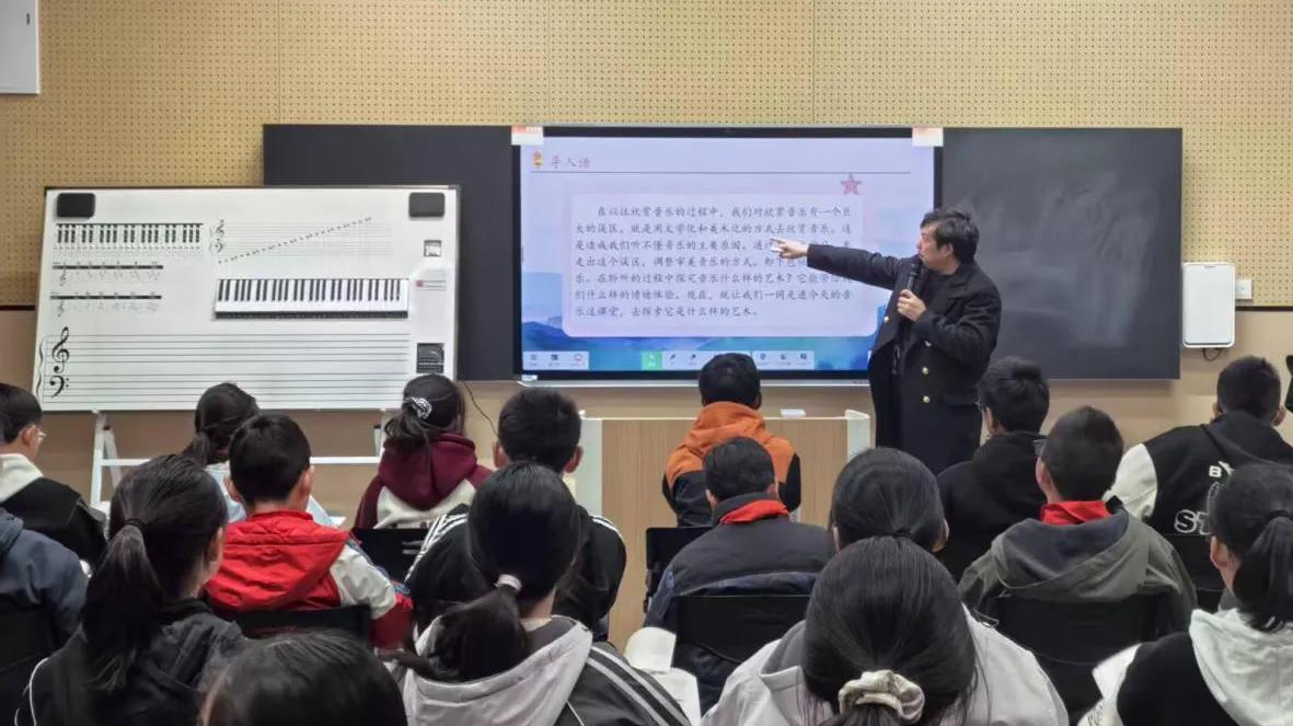 宝应翟小峰老师2007年参加工作，2015年入职宝应实验初中。深耕音乐美育教学，