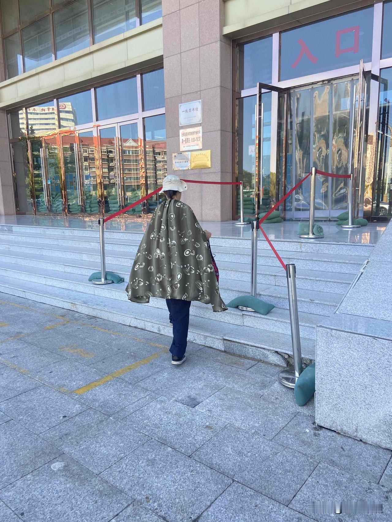 这个姐姐好像披了家里的被单子就出来了！
我感觉这个姐姐穿的是防晒斗篷吧！
这么年