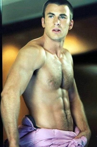 最近，Chris Evans（克里斯·埃文斯）炫耀戒指，在采访中首次证实已经和 