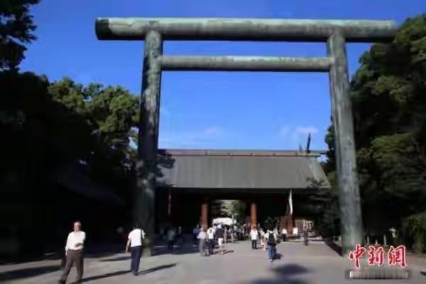 日本“拜鬼”扩武撕下和平伪装

8月15日日本战败投降81周年，自民党一众高层集