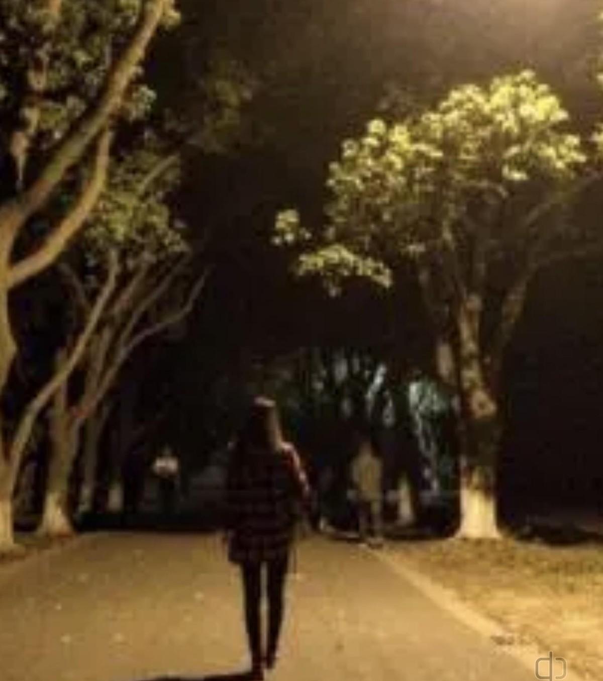 三男一女自驾游，到了晚上，开车的男生忽然回头提议：“要不今晚你跟我们仨男的挤一挤