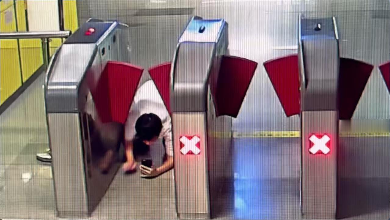 9 月 28 日凤凰网报道，南昌地铁对外通报，连续查处两起在网络上引发热议的钻闸