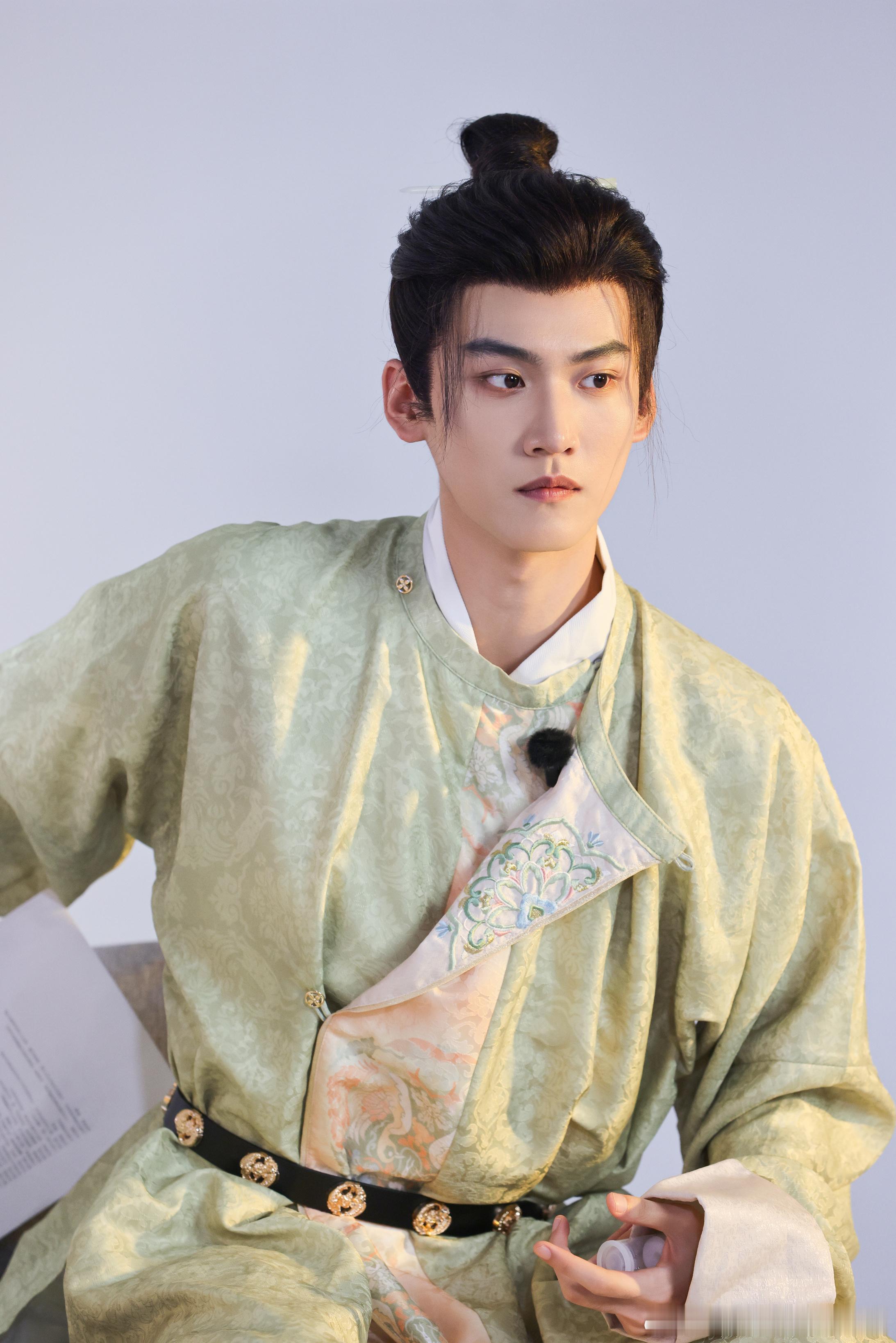 周柯宇的金吾不禁的定妆照，贵族少年郎 ​​​