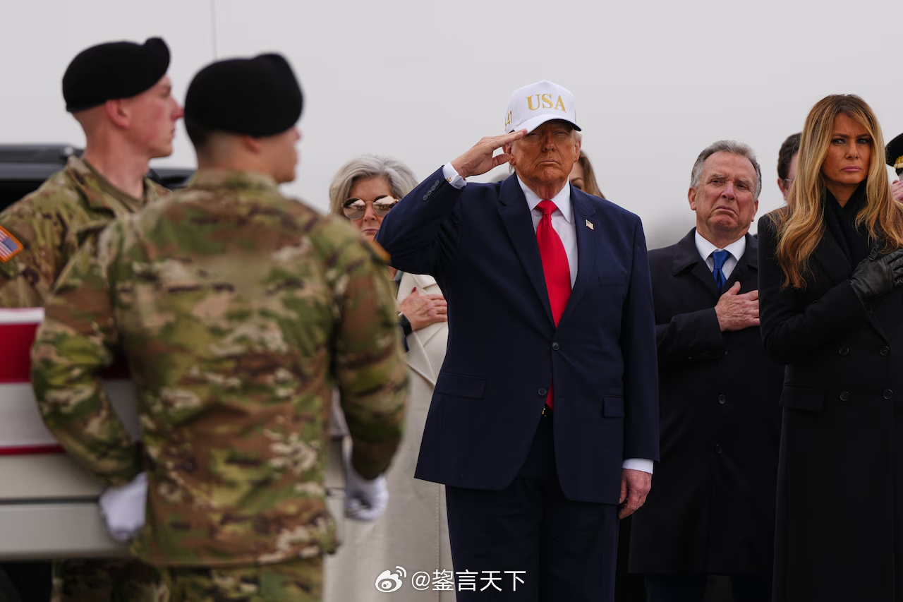 川普在阵亡军人遗体交接仪式上的举动引发强烈批评 （根据 PennLive 报道整
