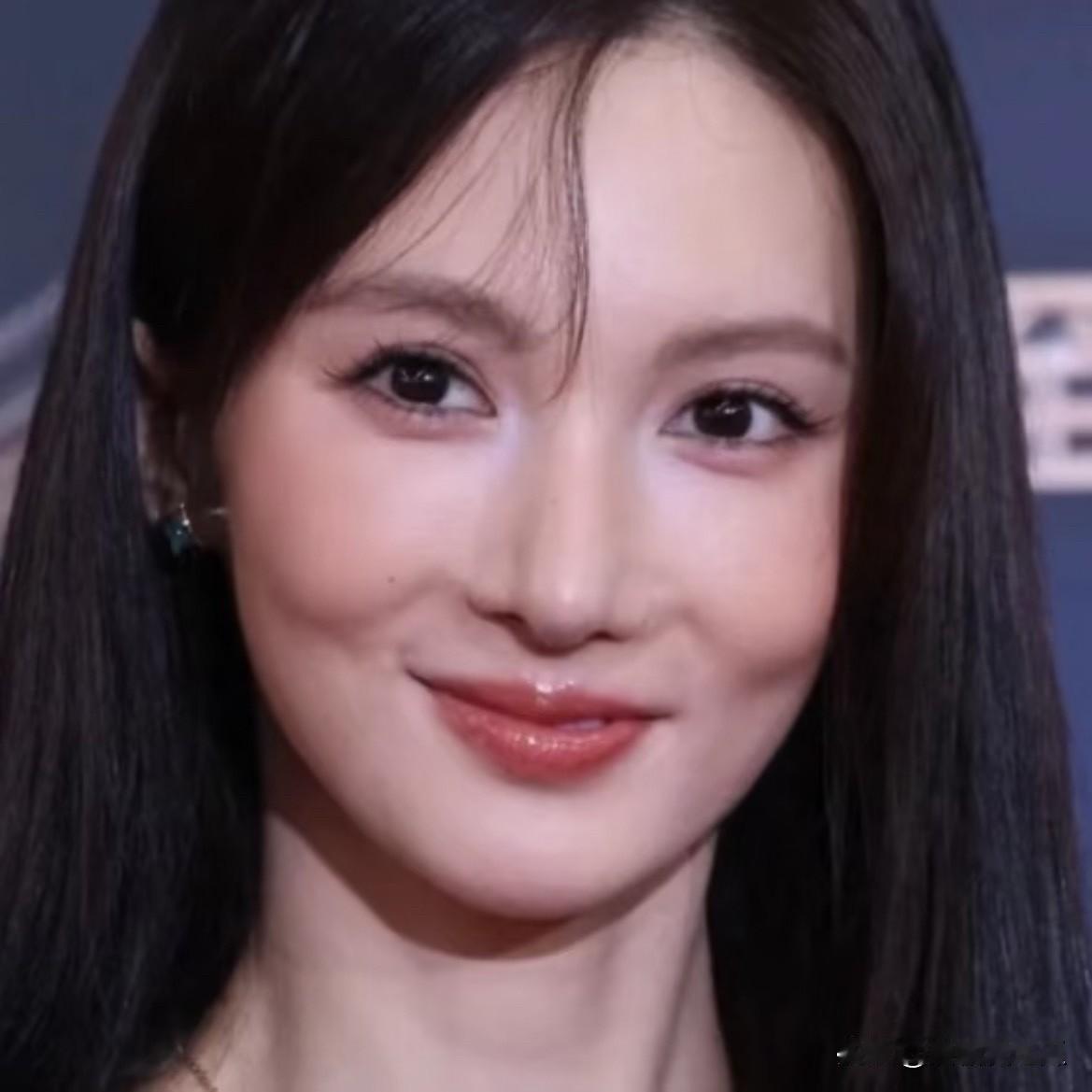 35岁的金晨又变脸了
她给所有女孩子上了一课，那就是医美真不是普通人能碰的。
