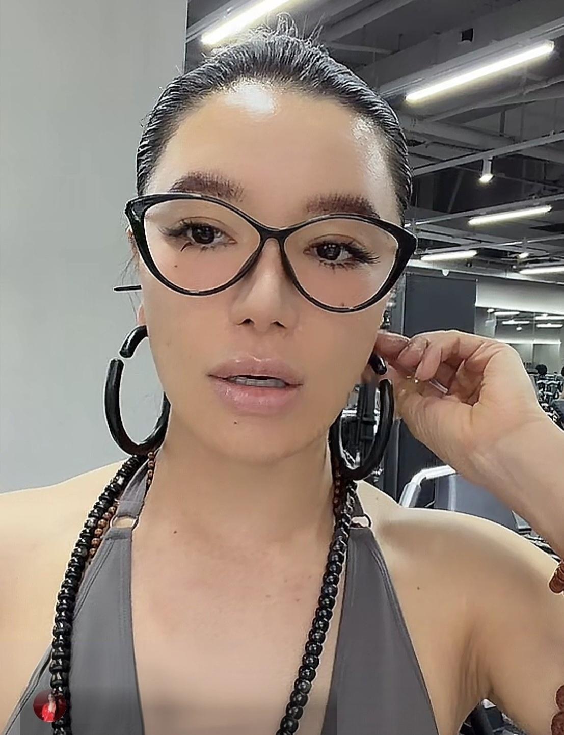 江映蓉直播健身，差点认成巩俐。
江映蓉盘串可以的，不知平时啥样，反正一直播就健身