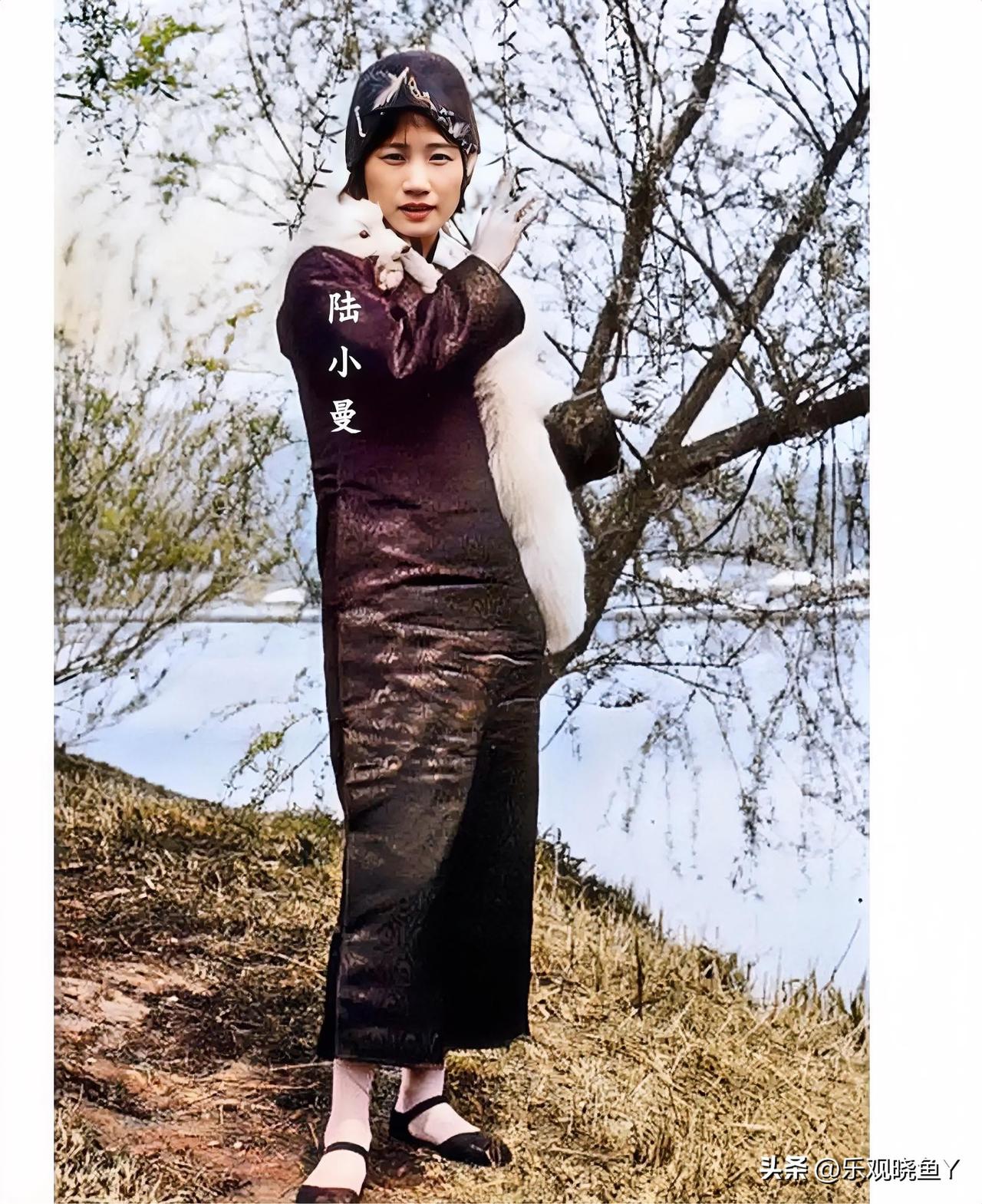 这才是1930年27岁陆小曼在湖边的真实貌相，这不是演戏，也不是电视剧里的演员，