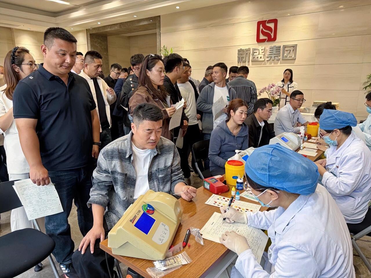 10月19日下午，徐州新盛集团积极响应无偿献血活动号召，组织广大职工开展无偿献血