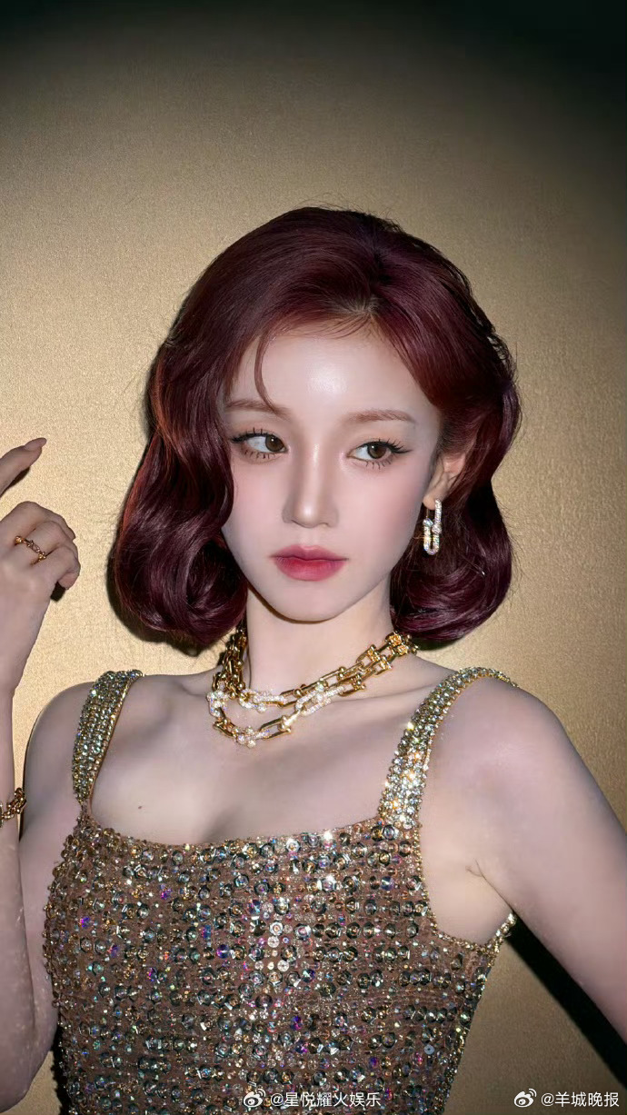 【谁的金棕色礼服让你一眼惊艳】金棕色介于大地与晚霞之间，带着几分旧时光的沉香与恰