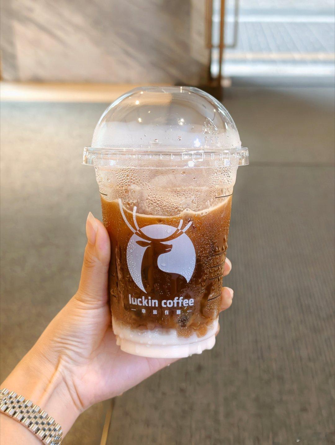 昨天看热搜说全冰去水的小黄油美式很好喝，今天专门点了一杯，结果点完就去忙了，没来