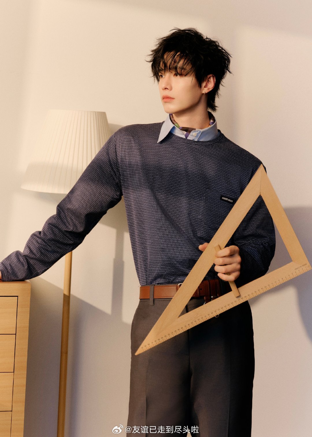 何与和miumiu合作，这个造型好像男大爱豆 