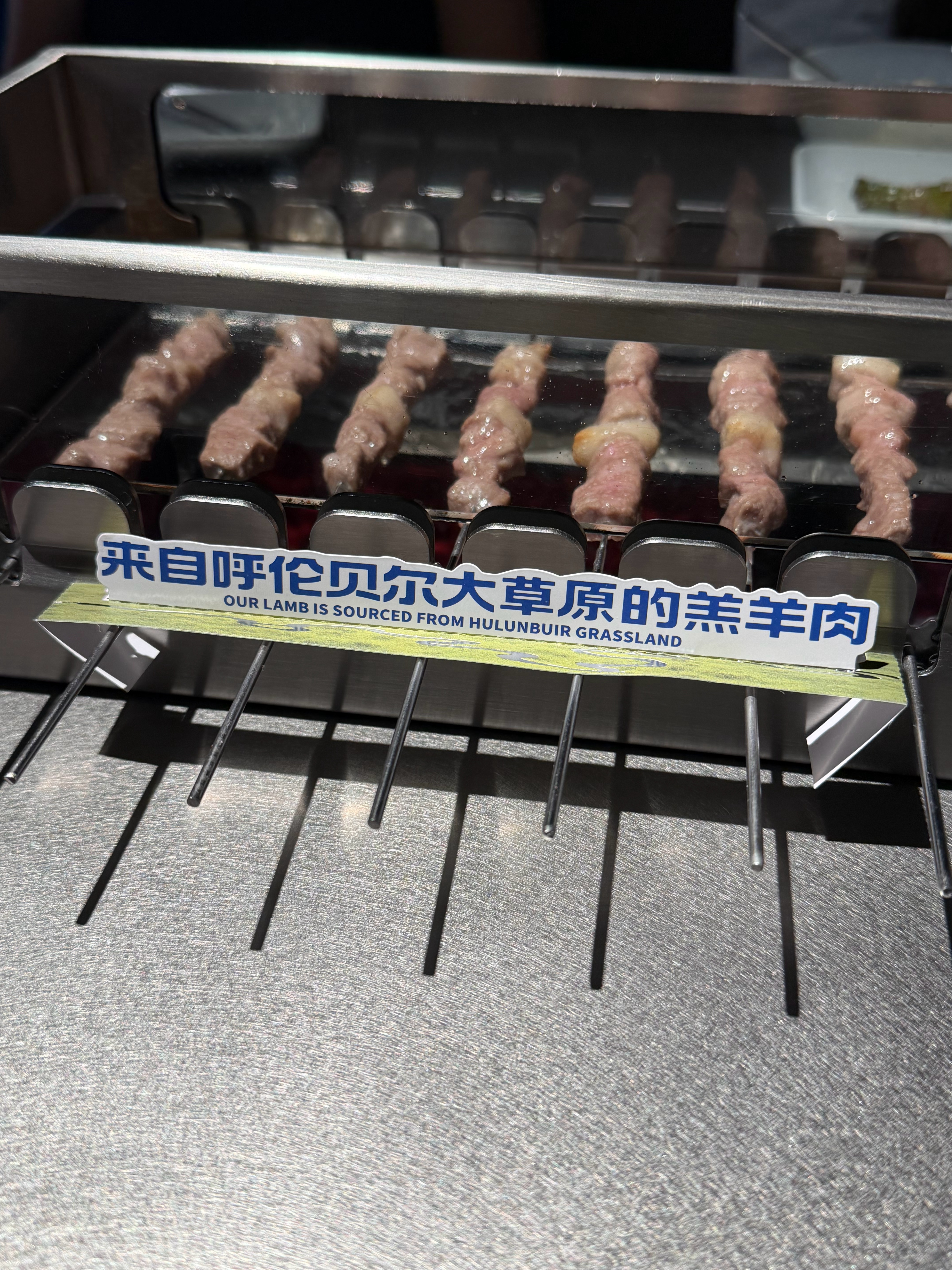 吃很久以前吃出的电商启发。图一，他家前年的羊肉串卡纸，卡纸平贴，顾客坐着看不到文
