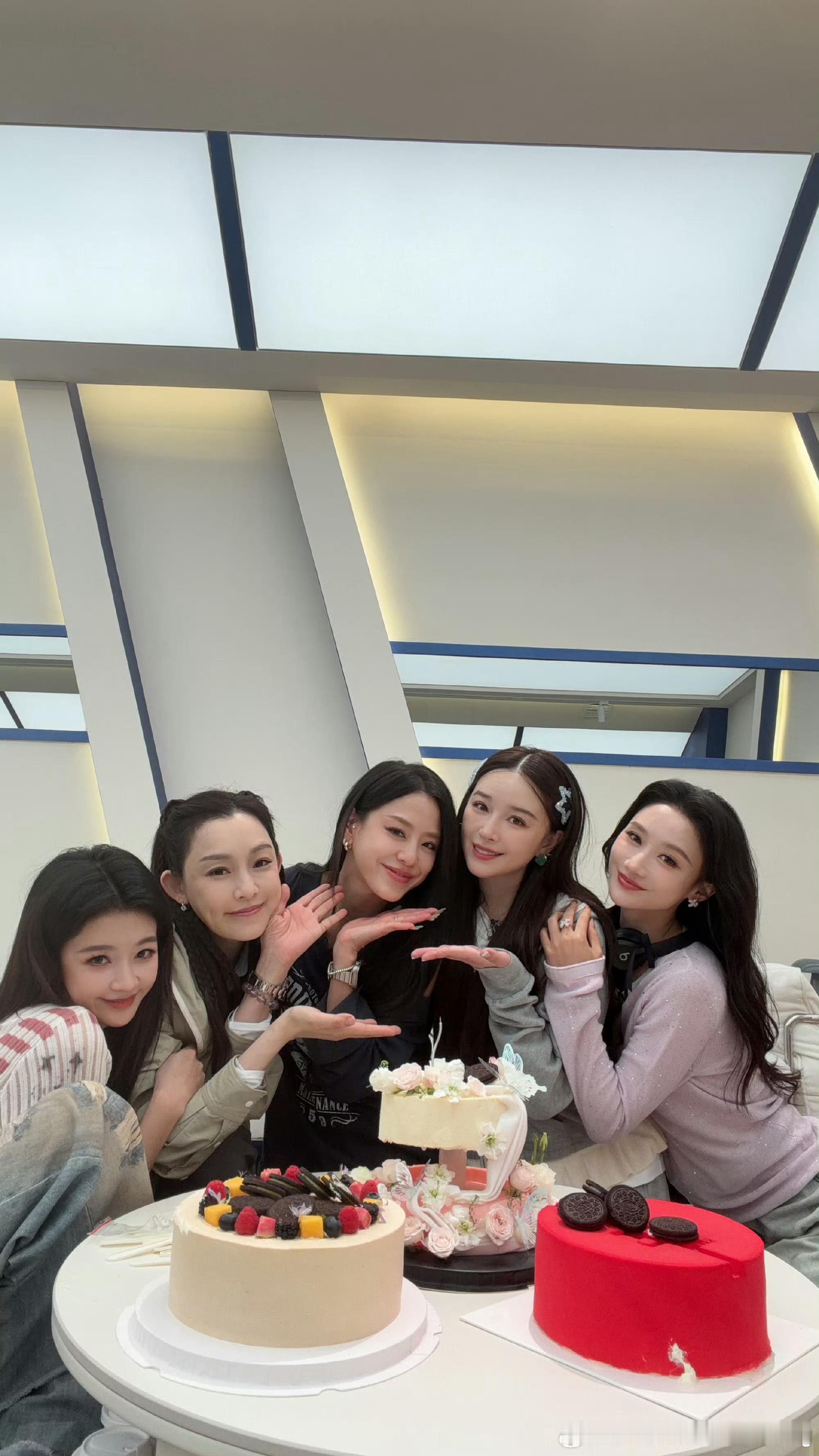 江语晨在浪姐过生日 孙怡、范玮琪、阚清子、何宣林帮江语晨过39岁生日，这竟然是3