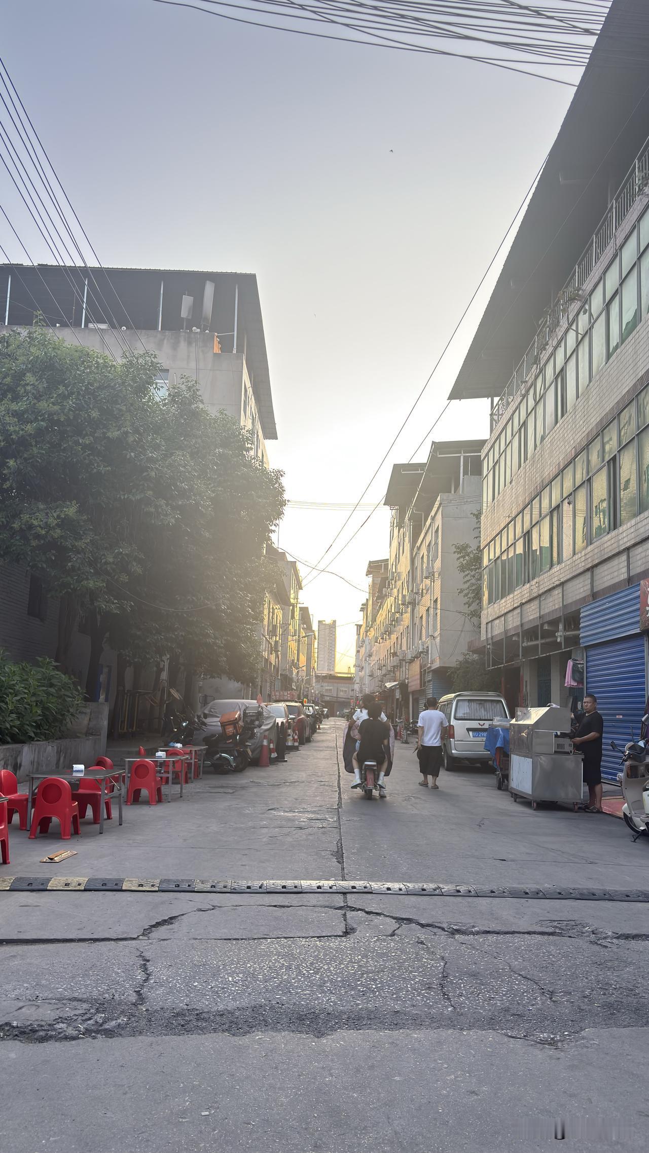 西安张家坡村，还以为早都拆了，好多年没来这里了，还是以前的样子，这村不大，位置优