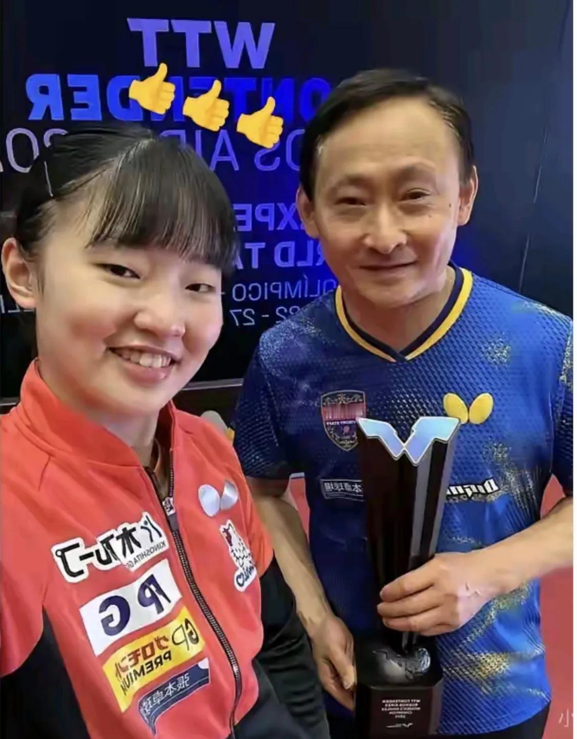 55岁的张本宇终于露出了难得的笑容，自己辛苦的付出也终于得到了回报！

W TT