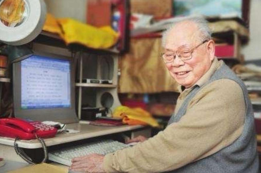 1949年，地下党员马识途正准备回公馆，却看到保姆坐在门口，还警惕地盯着他，马识