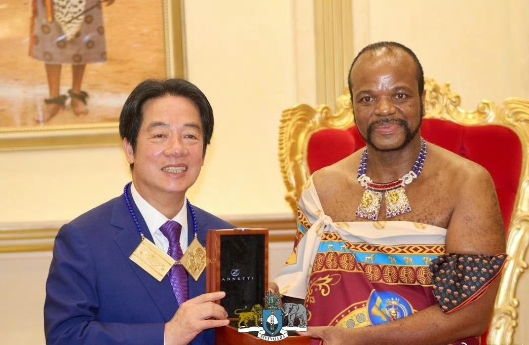 赖缺德和非洲土著惺惺作态去时靠国王专机偷偷过境，回时全世界都盯着。上述三国早已明