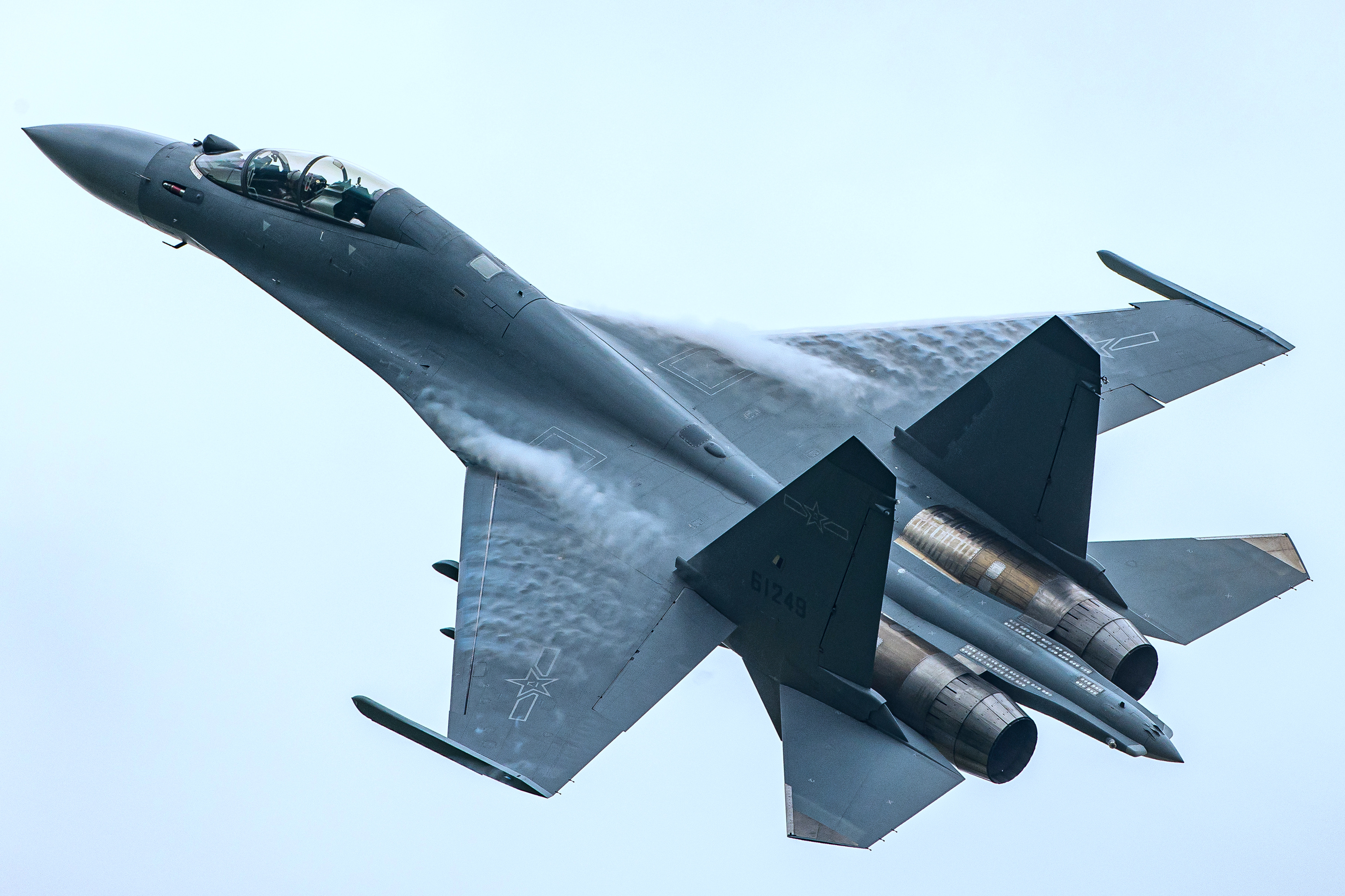 #航空新视野[超话]# 阴天环境下飞行展示的歼-16战斗机和歼-11BS战斗机，