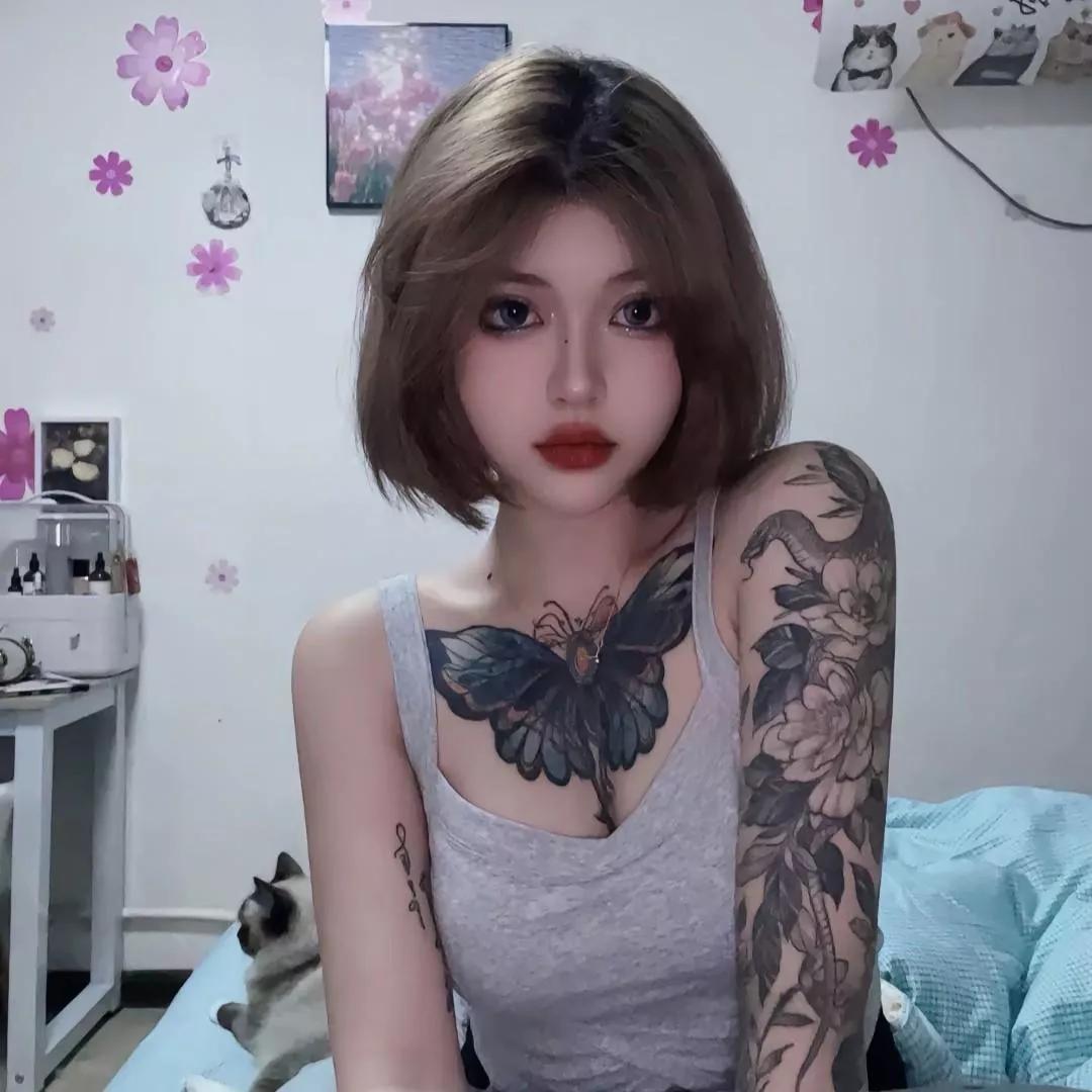 少女心事  蝴蝶纹身甜美少女，猫咪陪伴温馨空间。