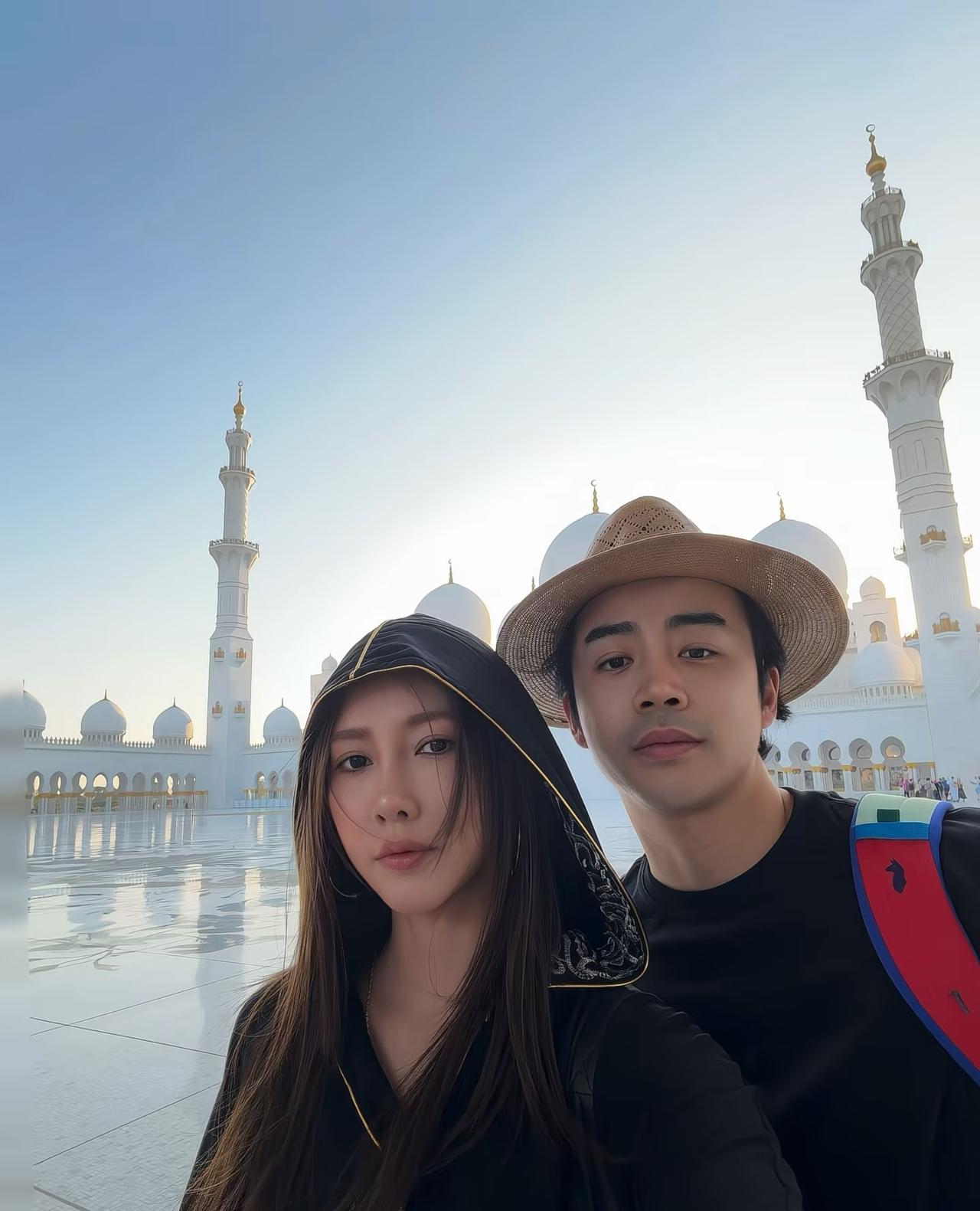 歌手弦子深夜发文报平安，已经开车平安离开迪拜了，弦子和老公李茂这一趟迪拜游真的是