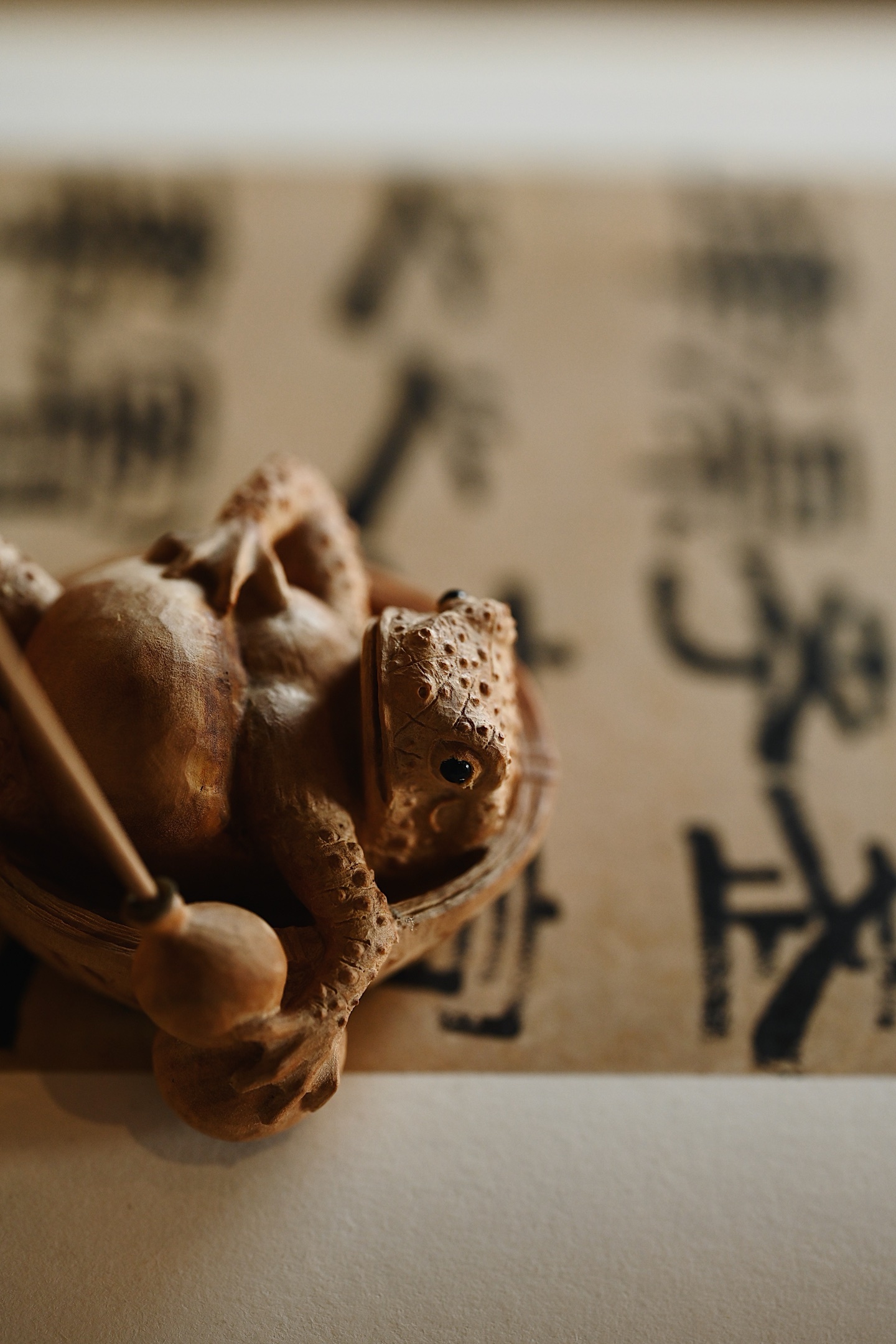 老山檀 | 逍遥蛙 香插取料温润，蛙呈逍遥卧躺之态，四肢松弛舒展，神态悠然洒脱，