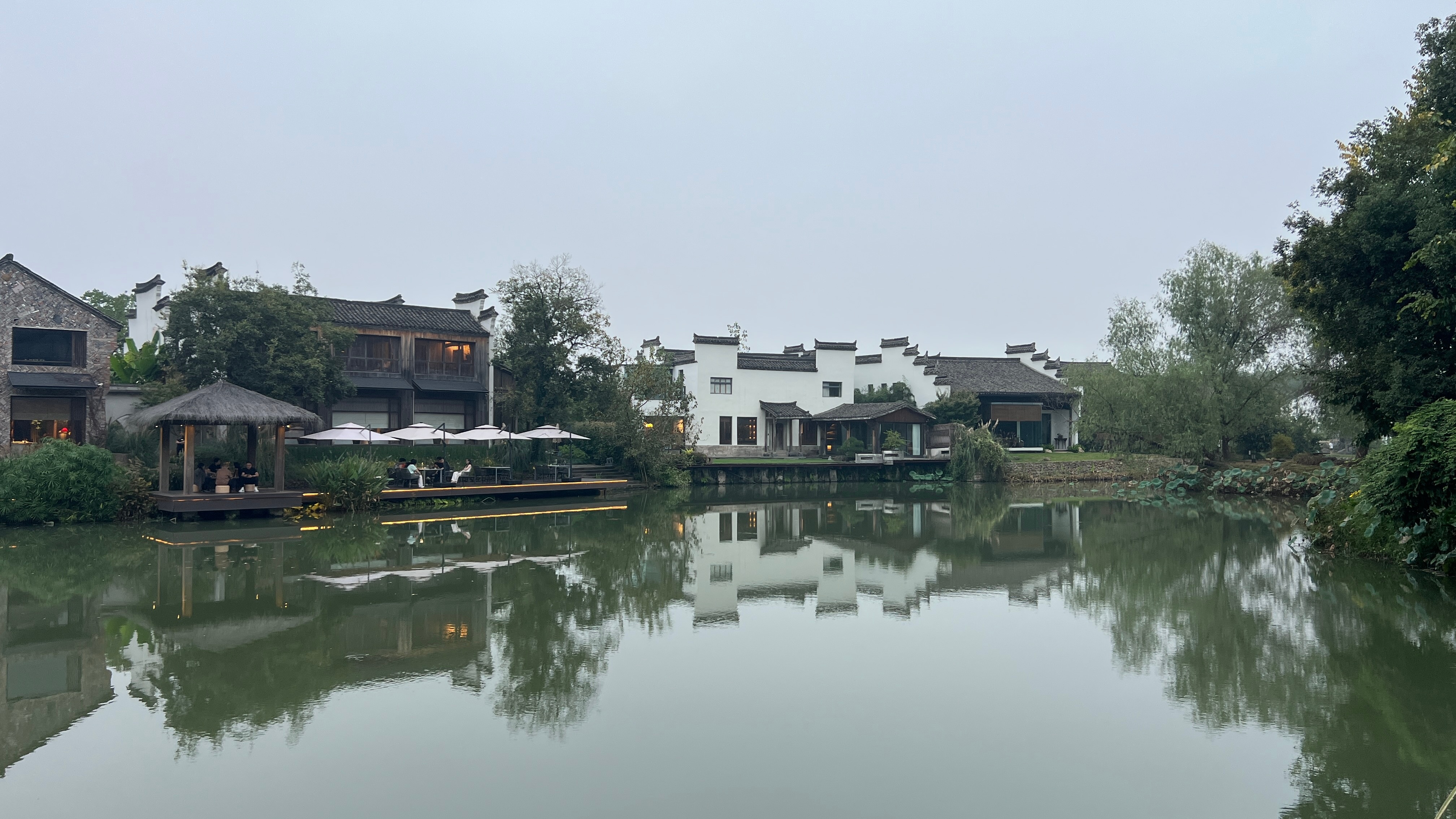 西溪湿地邬家湾。昨夜笙歌门庭沸，不日灯枯落锁寥，不容易。  ​​​