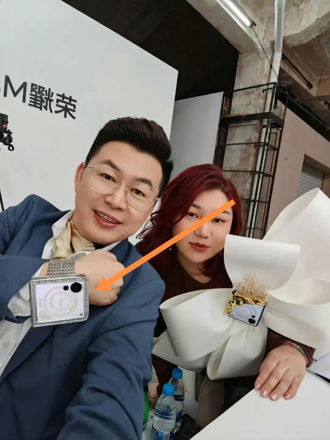 不得了，别家的手机竖向小折叠屏机型都是以做“包包”装饰为主的。而荣耀即将发布的M