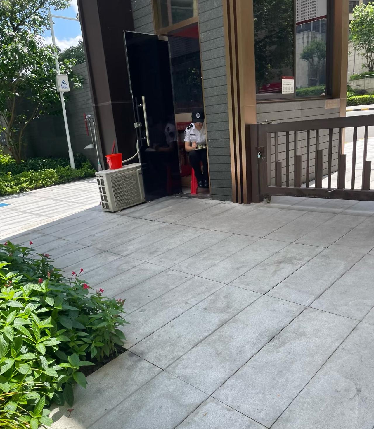 年轻人当保安！！！

看到一个年轻小姐姐在小区当保安！可能22-25岁.长得也可