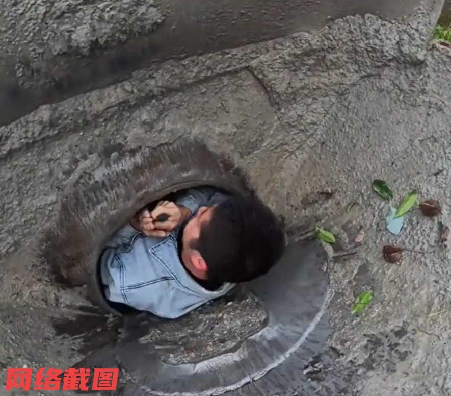 湖南有名九零后小伙，自己是名水泥罐车司机，但他还兼职处理水泥罐车的清罐一事，对于