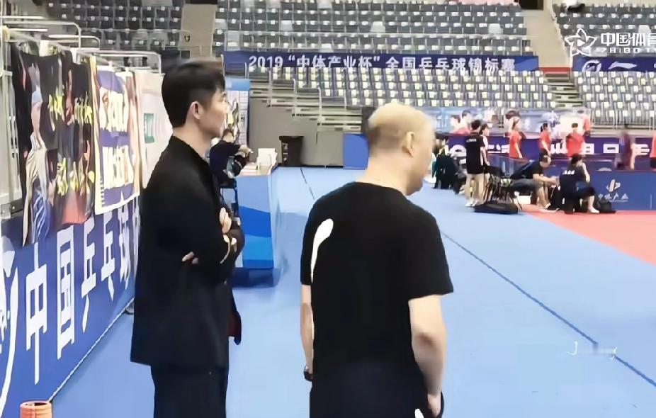 刚刷到莎莎和佳佳早年的训练视频，瞬间破防！训练场上的杨广弟和黄海诚两位教练，眼睛