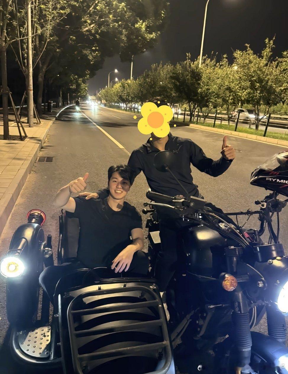 安宰贤结束比赛后，朋友骑摩托带他夜游北京😂cr·L.n ​​​