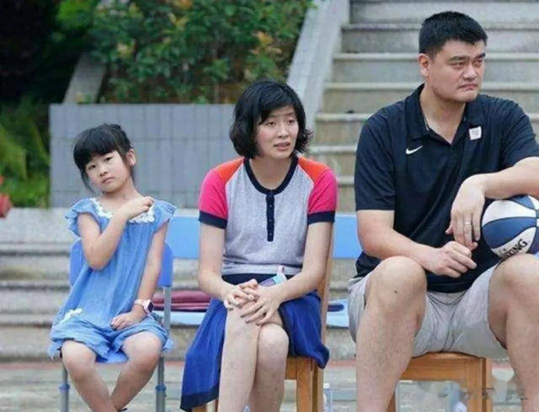 姚明力保知三当三的女篮李梦，给女儿注册美国国籍，这些年，姚明身上的争议话题越来越