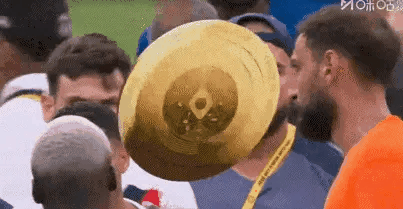 世俱杯决赛输球后的恩里克这是在干嘛？
输不起暴怒？还是另有隐情？
在比赛结束后，