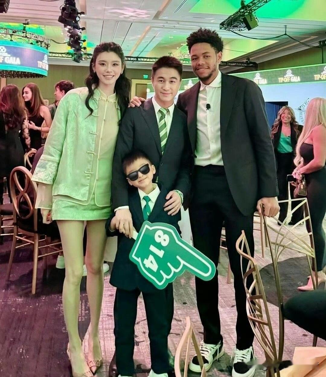 奚梦瑶的儿子何广燊
是很多家庭都羡慕不了的
不是因为他们家财富有多少，而是因为