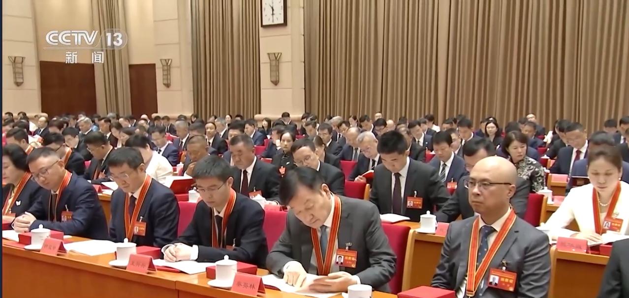 7月29日的新闻联播，视频画面看到了隆基绿能董事长钟宝申、宇树科技总经理王兴兴、