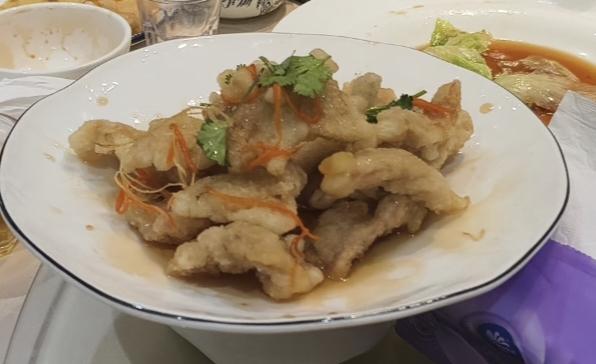 第一口必须是锅包肉，刚出锅的酸甜香气直冲鼻腔，咬下去“咔嚓”作响，外酥里嫩，这才