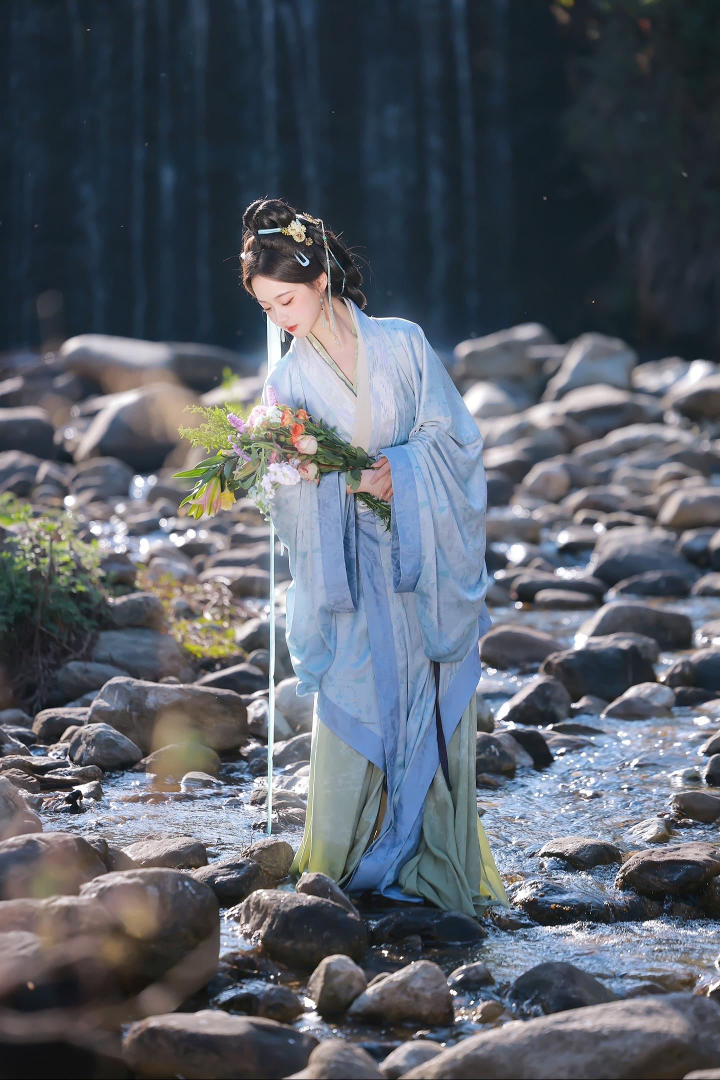 所谓伊人，在水一方。大理拍的～ 🧚‍♀️：  💄