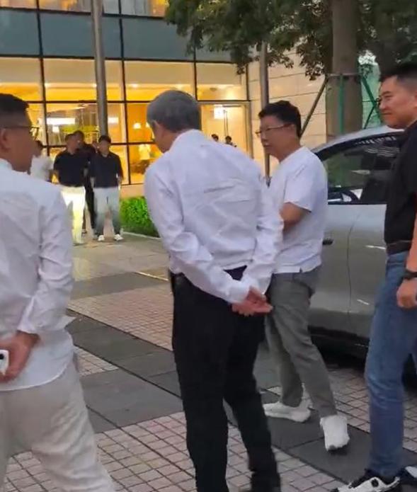 还得是奇瑞啊，动作真快。问界位置腾出来，奇瑞老总立即赶赴华为总部。

有网友在深