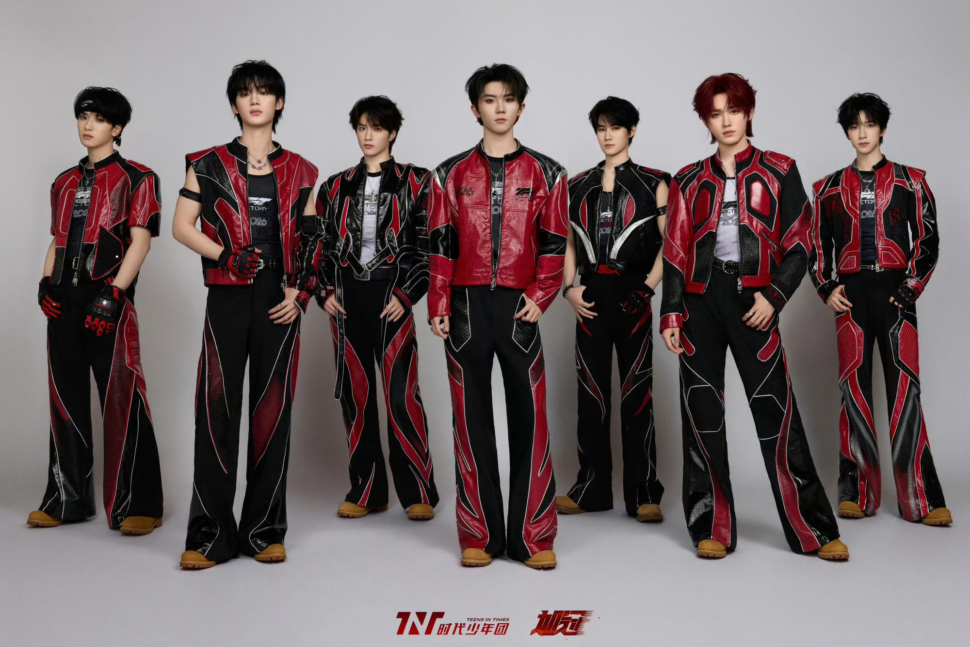 时代少年团演唱会造型时代少年团这次广州演唱会造型是真下血本了，红黑皮衣一穿，机车