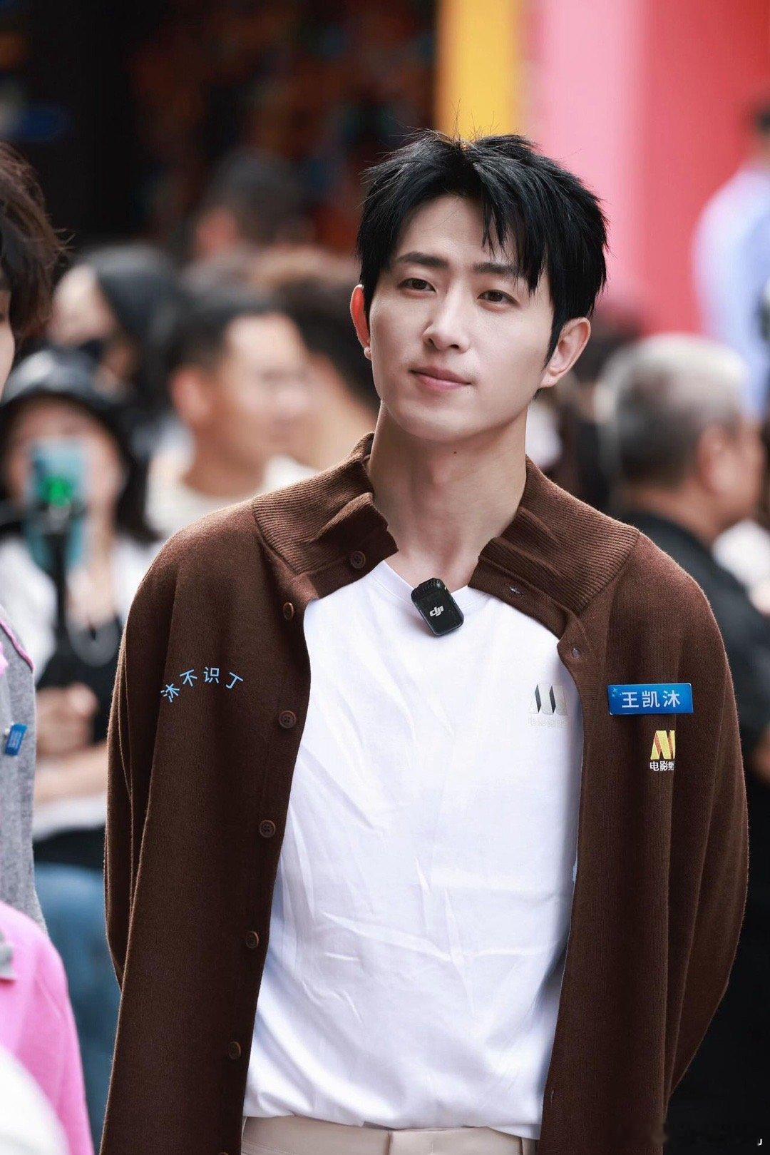 没想到厦门的街头能看到王凯沐亲手端花生汤的画面，短剧里的高冷总裁在现实里笑得像个