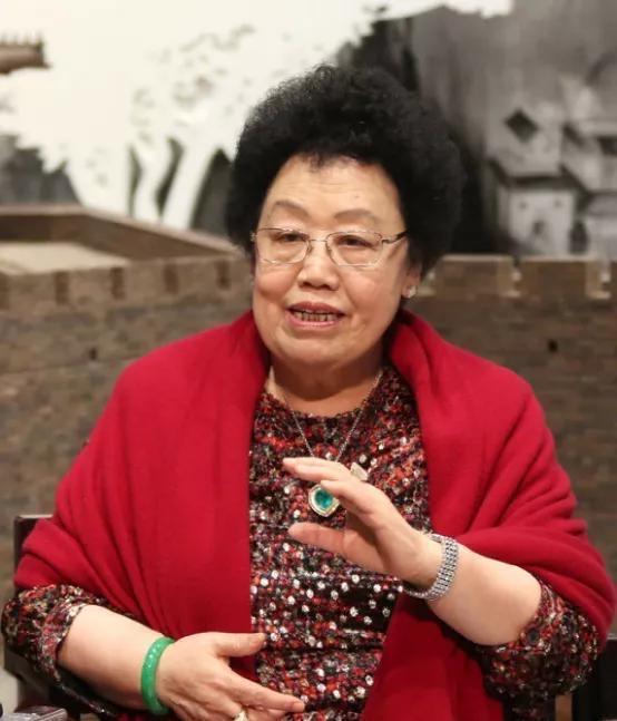 33年前的新婚夜，陈丽华给唐僧立下铁律，说话用您，睡觉姿势要优雅，如今72岁的池